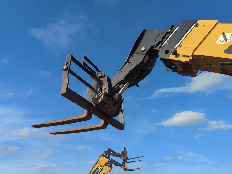 2019-caterpillar-tl1055d-image-6