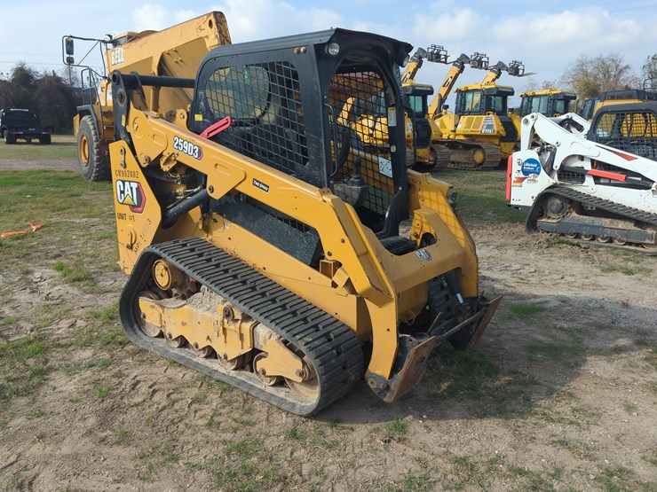 2020-caterpillar-259d3-image-3