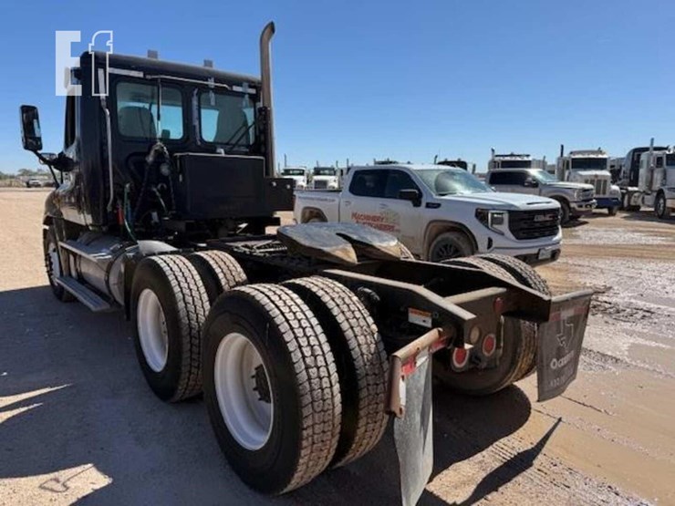 2013-freightliner-cascadia-125-image-3