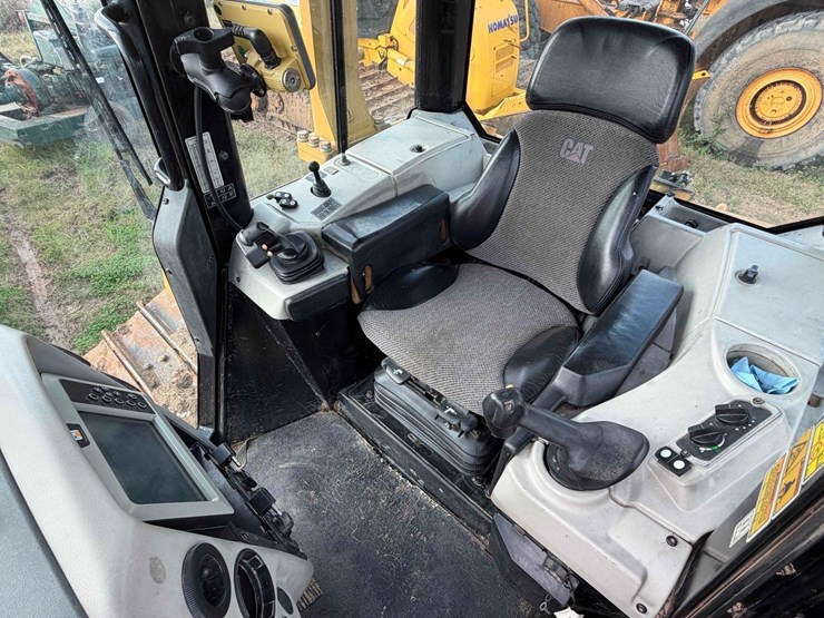 2017-caterpillar-d6n-lgp-image-18