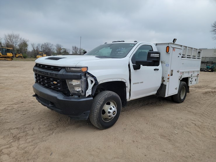 2020-chevrolet-3500-image-2