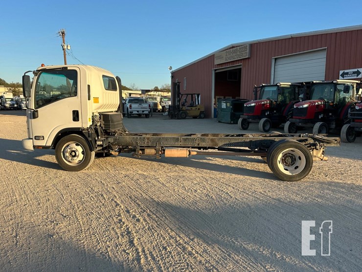 2021-isuzu-npr-hd-image-8