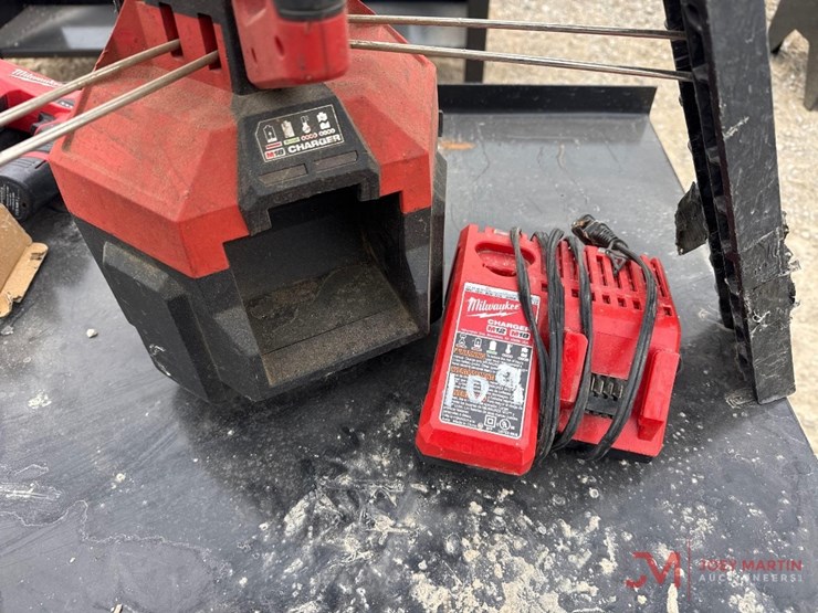 milwaukee-cordless-light-stand-w/-charger-image-2