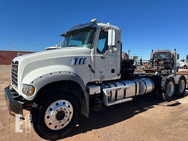 2020-mack-granite-64ft-image-1