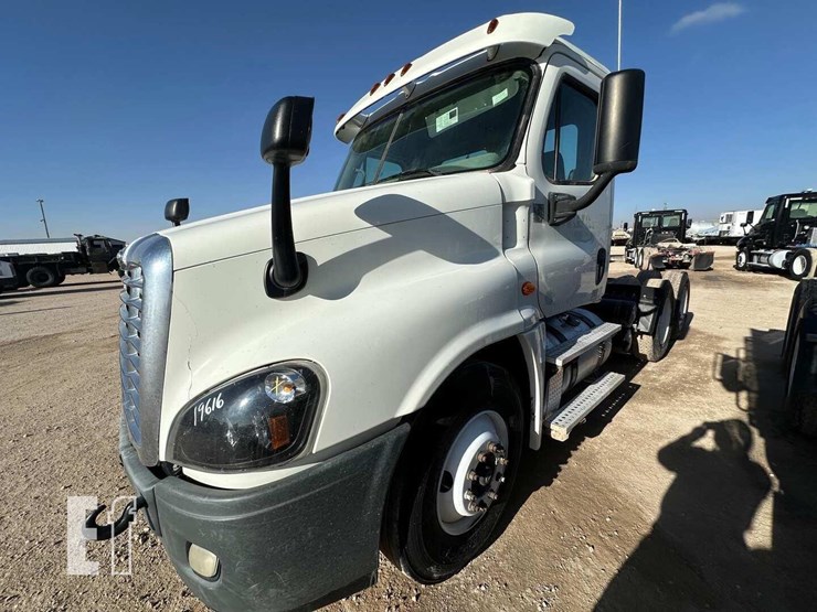 2013-freightliner-cascadia-125-image-1