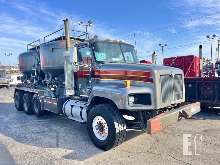 2004-international-paystar-5600-image-2