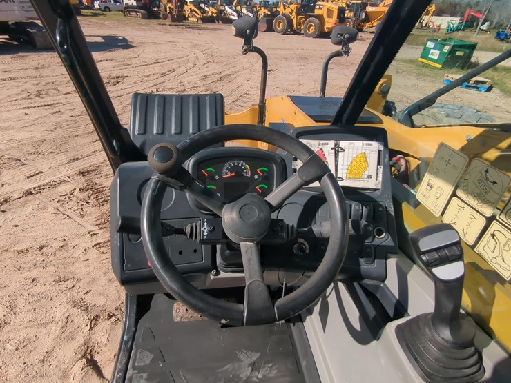 2019-caterpillar-tl1055d-image-12