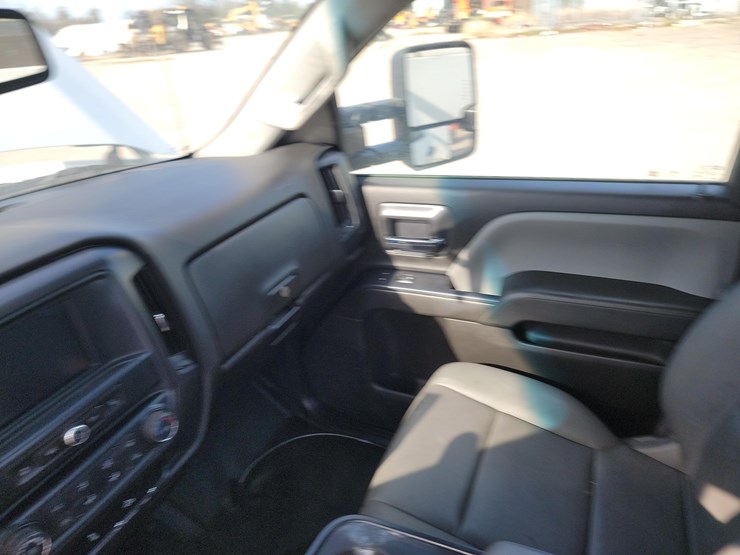 2019-chevrolet-3500-image-12