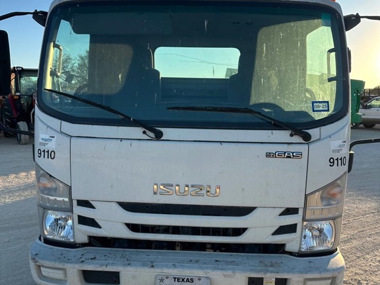 2021-isuzu-npr-hd-image-2