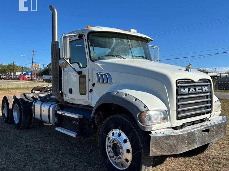 2020-mack-granite-64ft-image-7