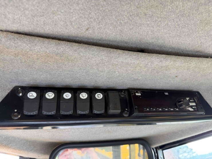 2017-caterpillar-d6n-lgp-image-30