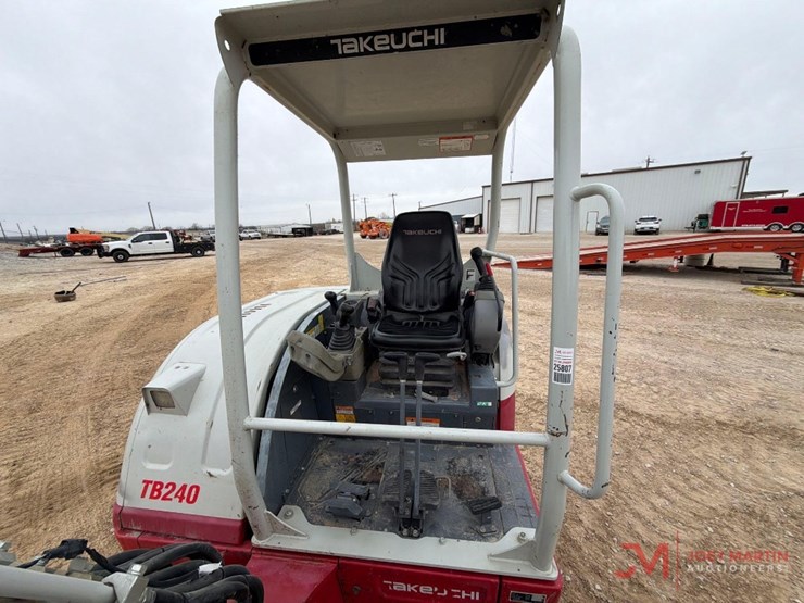 takeuchi-tb240-image-14