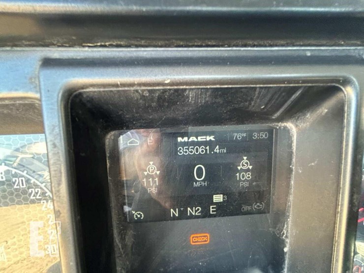 2020-mack-granite-64ft-image-16