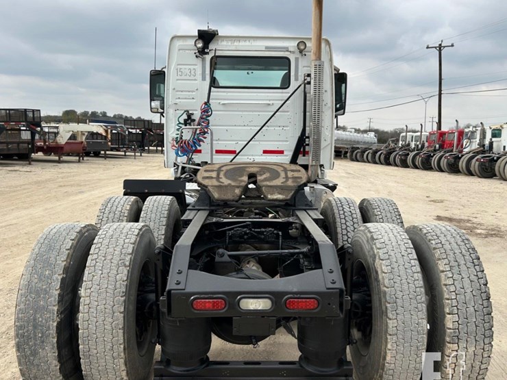 2014-volvo-vnl64t300-image-5