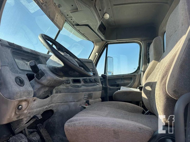 2013-freightliner-cascadia-125-image-8