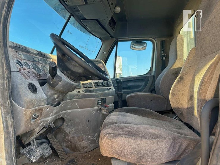 2013-freightliner-cascadia-125-image-8