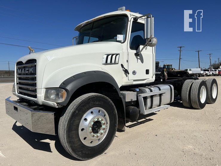 2020-mack-granite-64ft-image-1