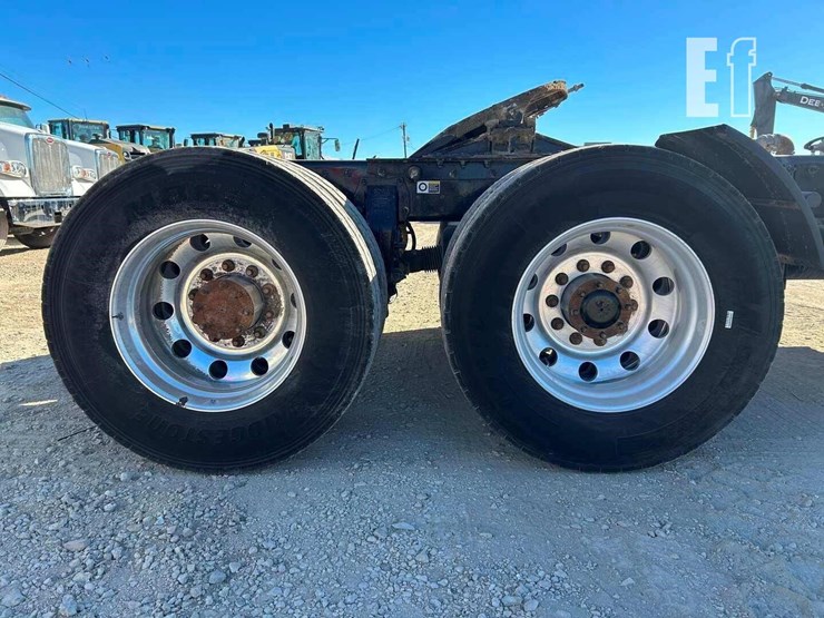 2016-peterbilt-365-image-6