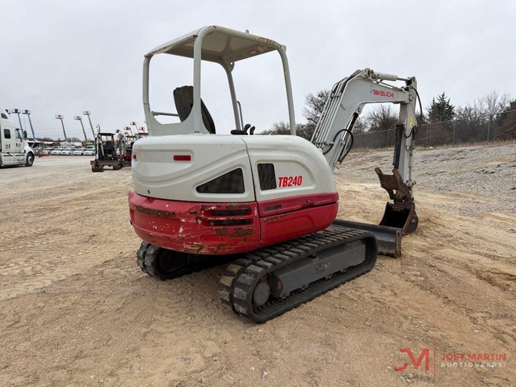 takeuchi-tb240-image-7
