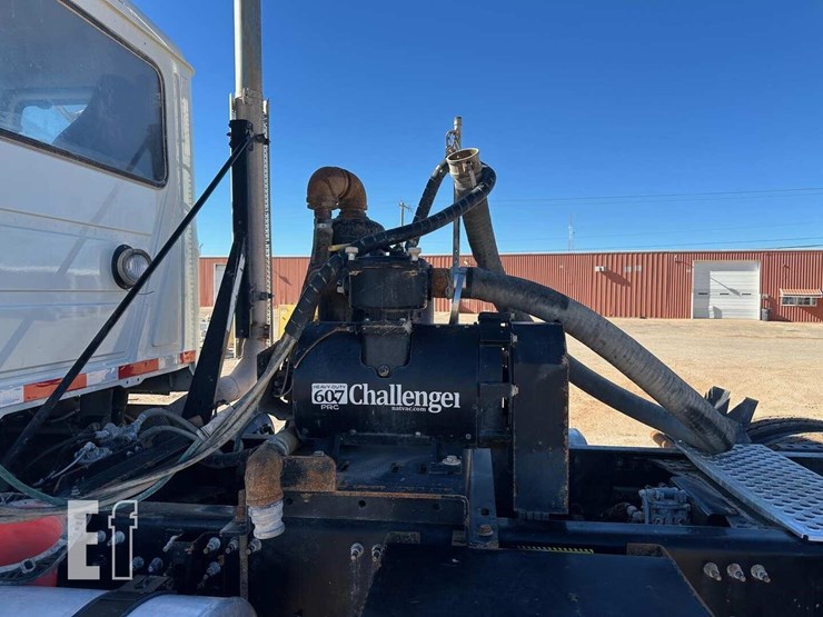 2020-mack-granite-64ft-image-3