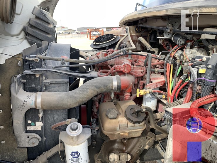 2011-freightliner-m2-106-image-6