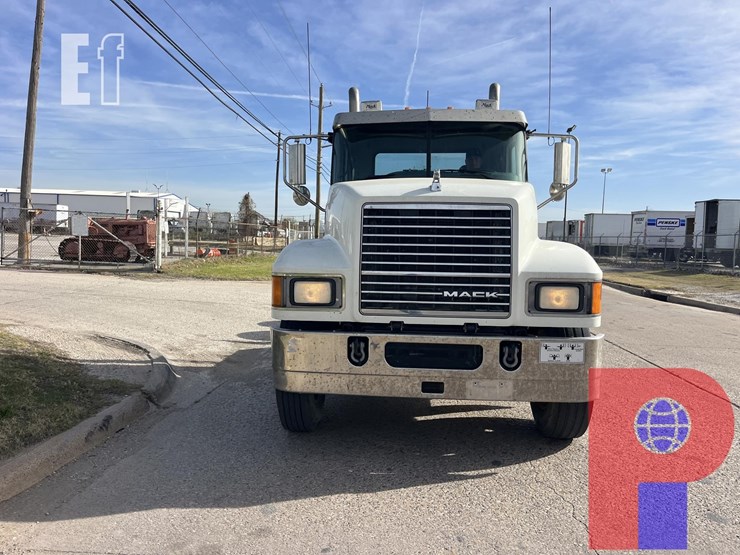 2015-mack-pinnacle-chu613-image-2