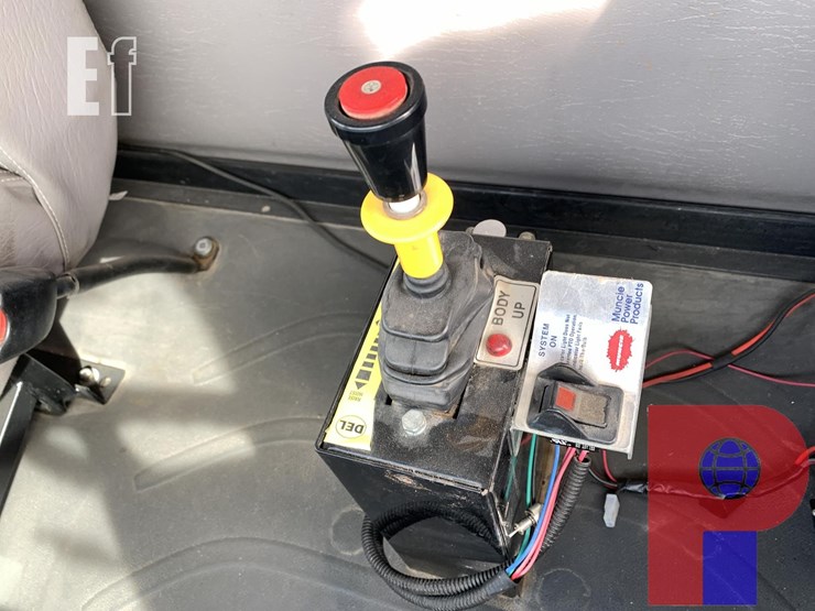 2011-freightliner-m2-106-image-10