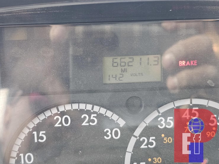 2011-freightliner-m2-106-image-7