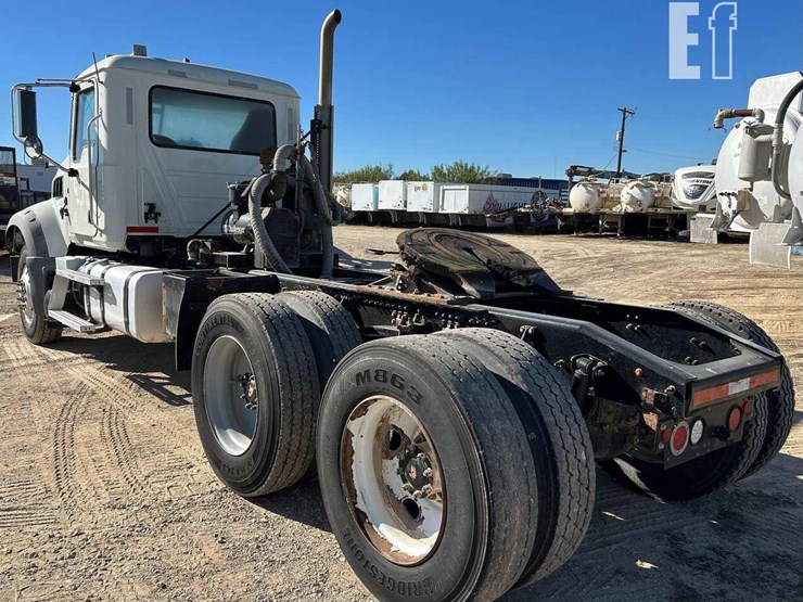 2020-mack-granite-64ft-image-11