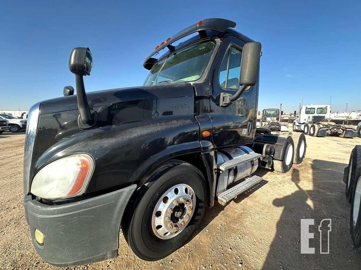 2013-freightliner-cascadia-125-image-1