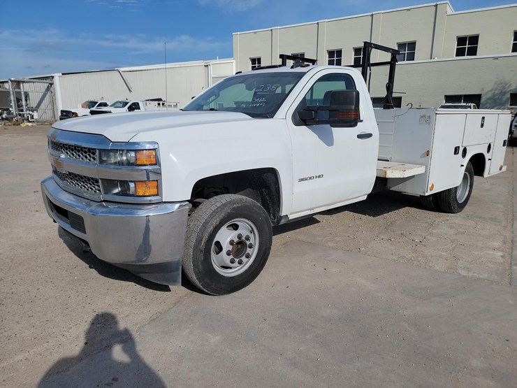 2019-chevrolet-3500-image-2