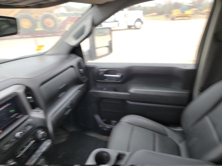 2020-chevrolet-3500-image-11