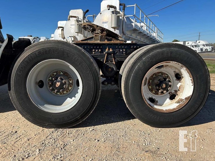 2020-mack-granite-64ft-image-12