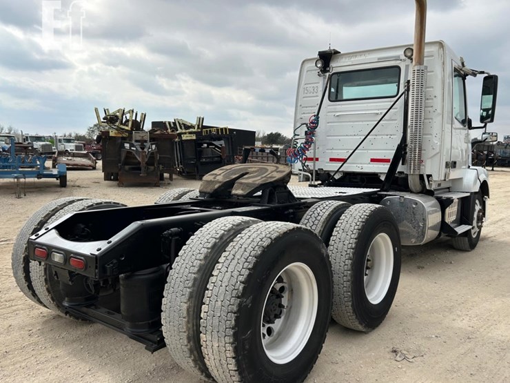 2014-volvo-vnl64t300-image-4