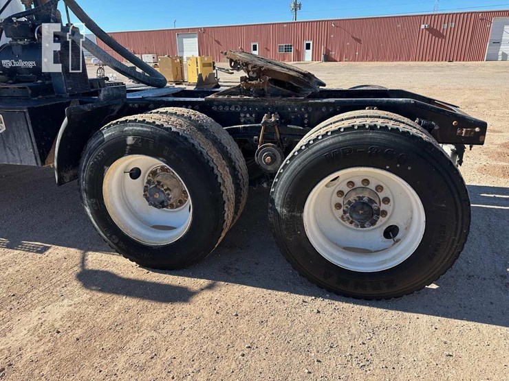 2020-mack-granite-64ft-image-5