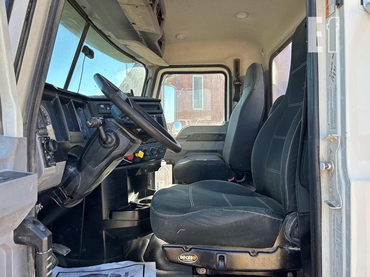 2020-mack-granite-64ft-image-9