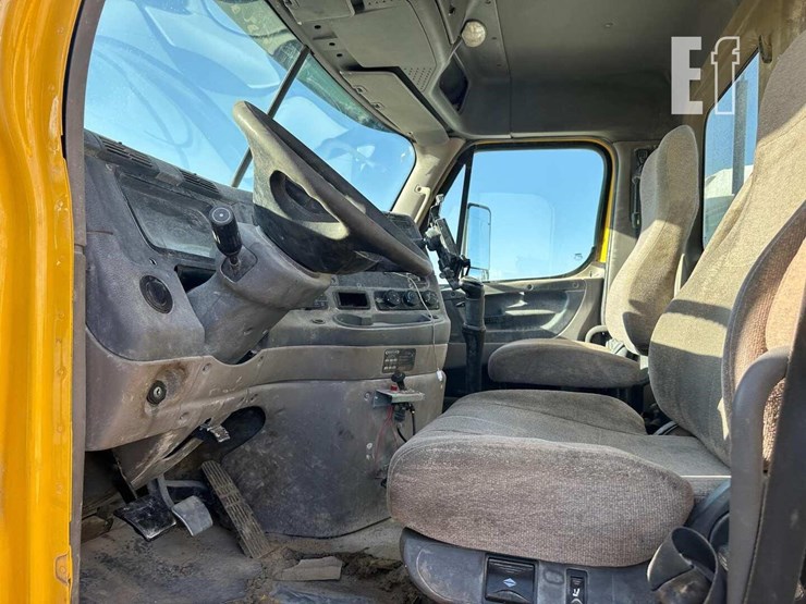 2013-freightliner-cascadia-125-image-10