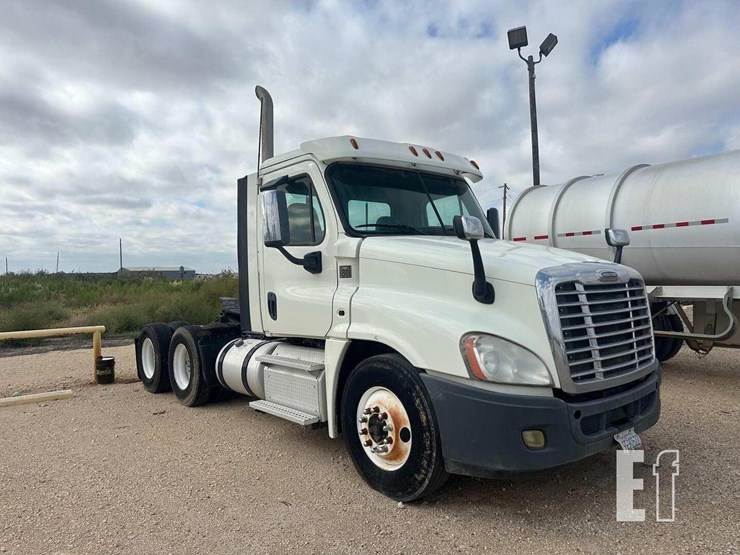 2014-freightliner-cascadia-125-image-2