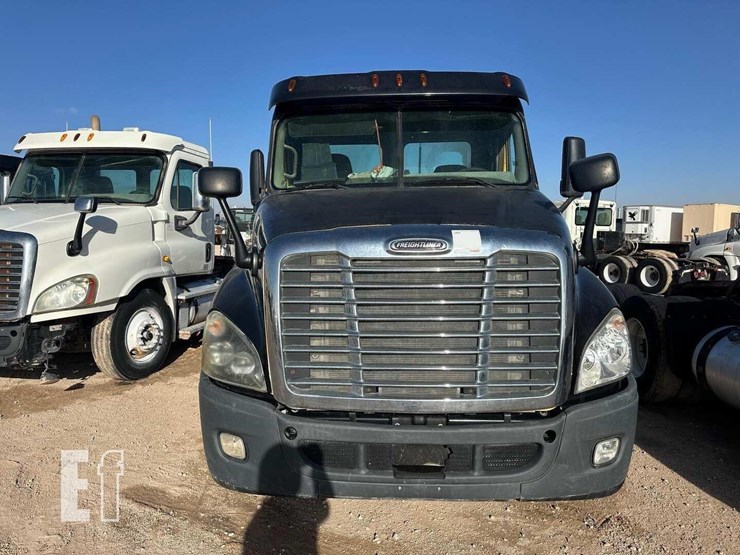 2013-freightliner-cascadia-125-image-2