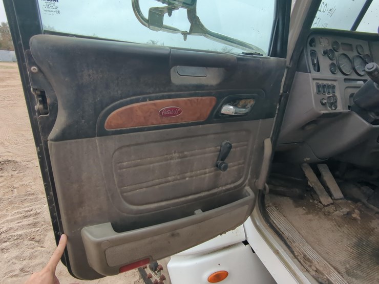 2010-peterbilt-truck-tractor-vn:110298-image-11