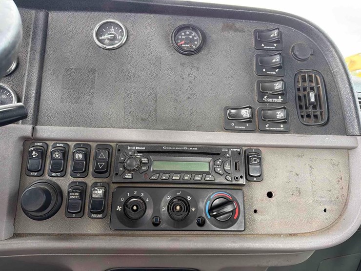 2014-peterbilt-386-image-28