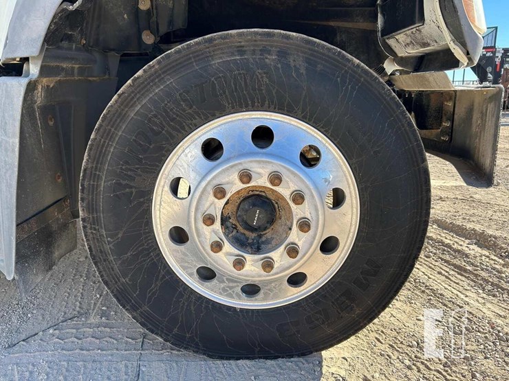 2020-mack-granite-64ft-image-16