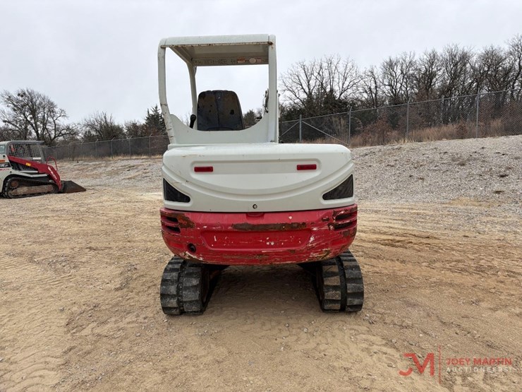 takeuchi-tb240-image-8