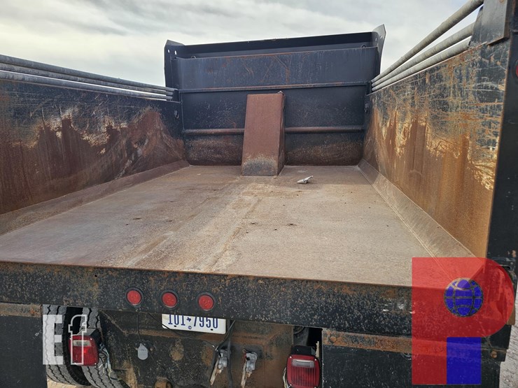 2011-freightliner-m2-106-image-3