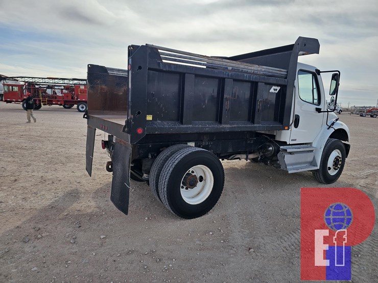 2011-freightliner-m2-106-image-4