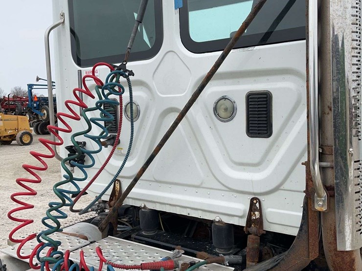 2014-freightliner-cascadia-125-image-15