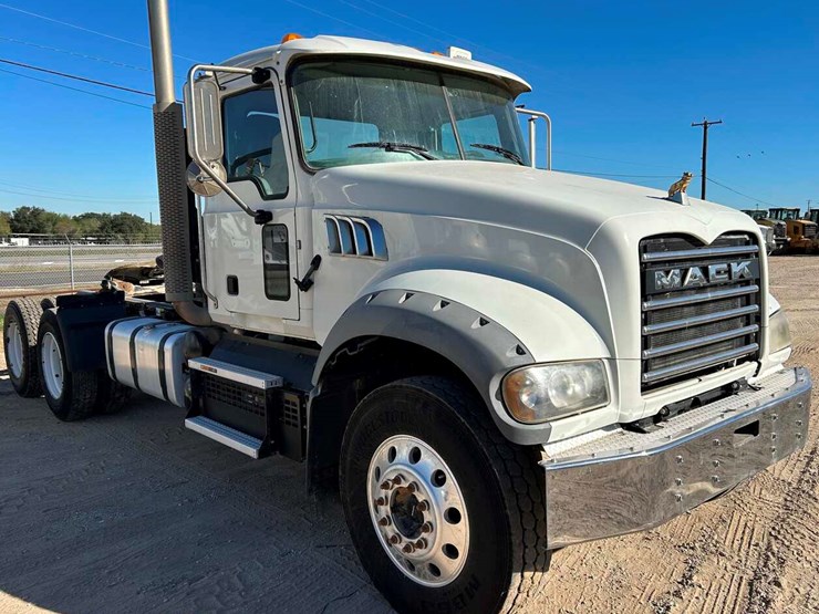 2020-mack-granite-image-2