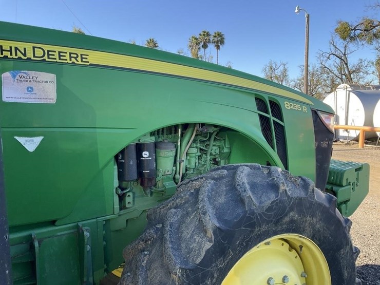john-deere-8235r-image-10