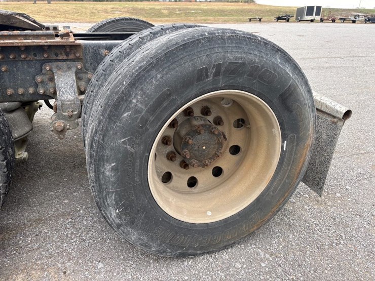 #30702-•-2011-volvo-vnl-tandem-axle-truck-tractor-image-10