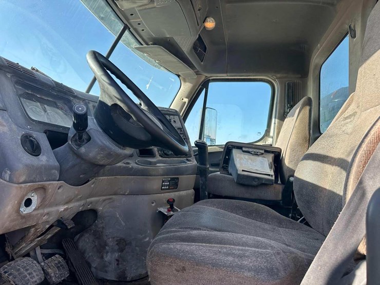 2014-freightliner-cascadia-image-8